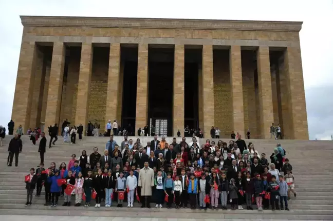 Kuşadası Belediye Başkanı Ömer Günel, Atatürk'ün huzurunda çocuklarla buluştu