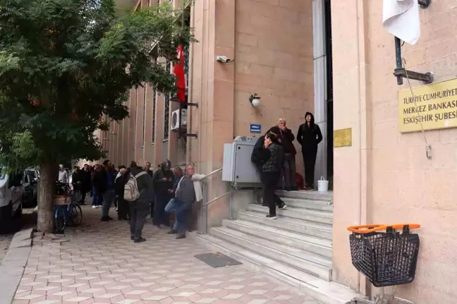 Eskişehir'de Vatandaşlar Madeni Para Krizi Nedeniyle Uzun Kuyruklar Oluşturdu