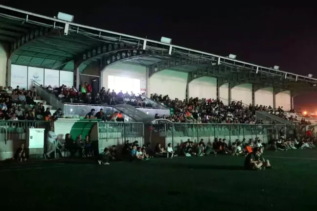 Hatay Depremzedeleri Fenerbahçe Maçını Dev Ekrandan İzledi