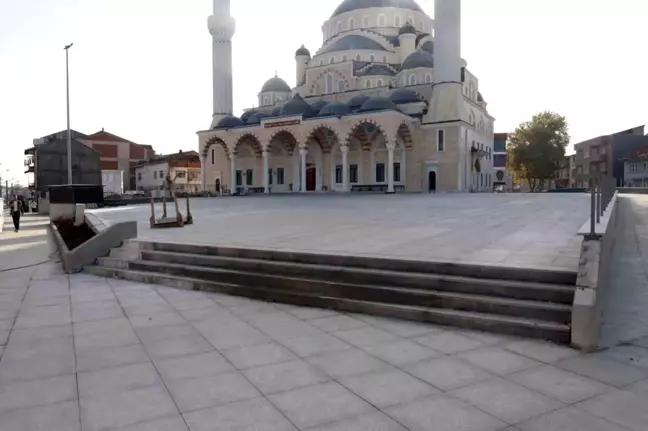 Kocaeli Büyükşehir Belediyesi Yeni Mehmet Ali Paşa Camisi'ne modern meydan ve kapalı otopark inşa ediyor