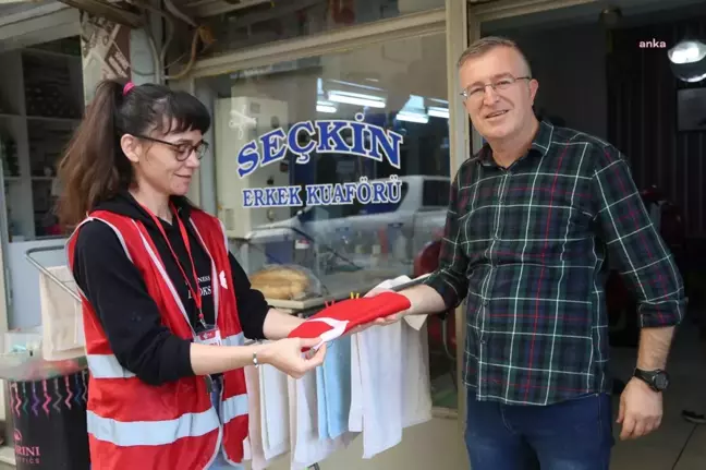 Efeler Belediyesi, 29 Ekim Cumhuriyet Bayramı'nda binlerce Türk Bayrağı dağıttı