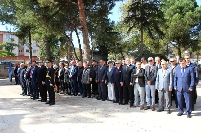 Osmaneli 'de Cumhuriyet coşkusu çelenk sunumu ile başladı