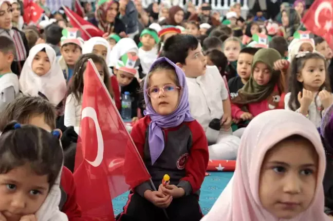 Minik ellerini 'Filistin' için semaya açtılar