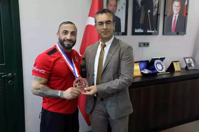 Ağrılı bedensel engelli sporcu dünya üçüncüsü olarak karşılandı
