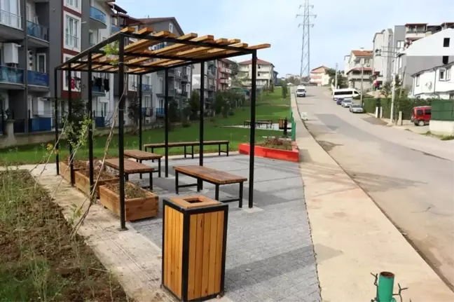 İzmit'te Katip Çelebi Sokak'ta Oturma Alanları Yapıldı