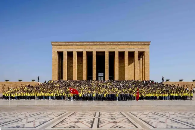 Fenerbahçeli taraftarlar Anıtkabir'i ziyaret etti