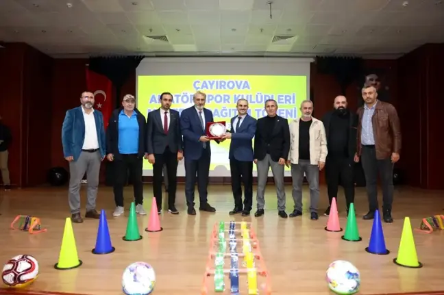 Çayırova Belediye Başkanı Amatör Spor Kulüplerine Malzeme Desteği Sağladı