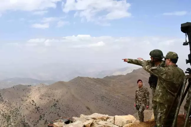 Kara Kuvvetleri Komutanı Bayraktaroğlu, Pençe Harekatlarını denetledi