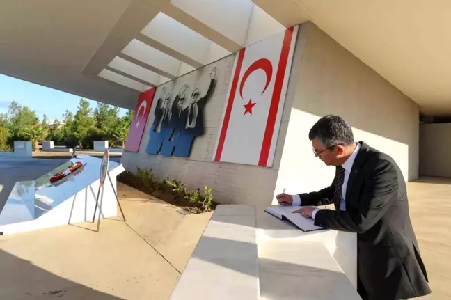CHP Genel Başkanı Özgür Özel, Rauf Denktaş ve Fazıl Küçük'ün kabrini ziyaret etti