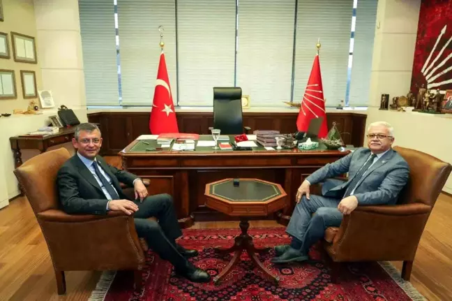 Burhaniye Belediye Başkanı Ali Kemal Deveciler CHP Genel Merkezi'nde Özgür Özel'i ziyaret etti