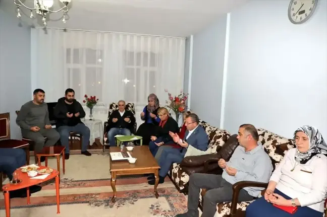 Kars Valisi ve Belediye Başkan Vekili Polat'tan şehit ailelerine ziyaret