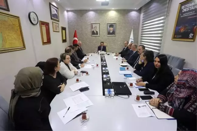 Çanakkale Valisi İlhami Aktaş, üniversite öğrenci yurtlarıyla ilgili toplantı düzenledi