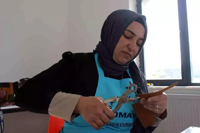 Kayseri'de Kadın Kooperatifleri Deri Ürünleri İşliyor