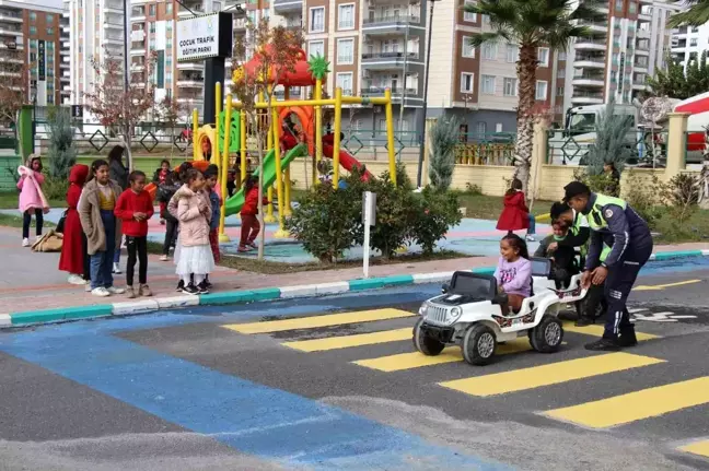 Haliliye Belediyesi Çocuk Trafik Eğitim Parkında Öğrencilere Trafik Kültürü Aşılanıyor