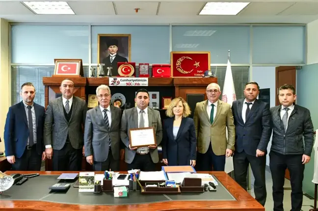 Ankara'da darp edilen genci kurtaran ÖHO şoförüne plaket