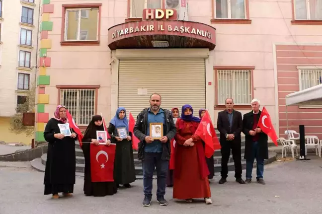 Diyarbakır'da terör örgütüne katılan çocuğunu arayan ailelerin nöbeti devam ediyor