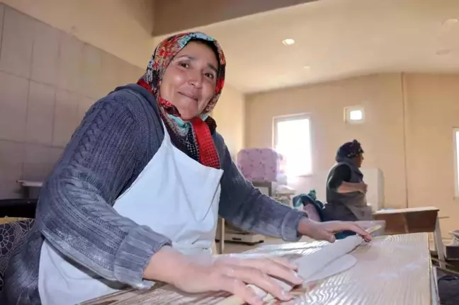 Felahiye'de Kadınlar Doğal Tandır Ekmeği ve Yufkayla Ev Ekonomilerine Katkı Sağlıyor