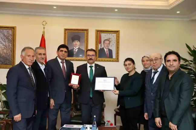 Iğdır Üniversitesini Geliştirme Vakfı, Vali Turan'ı ziyaret etti
