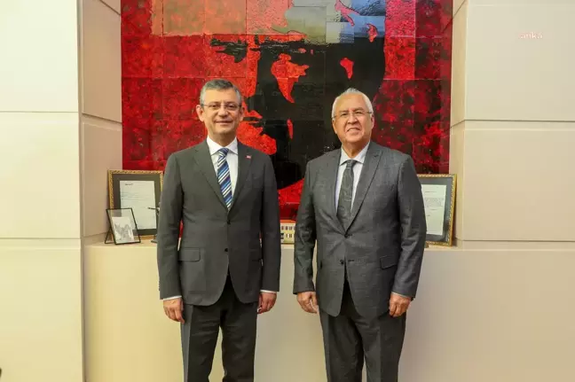 Karabağlar Belediye Başkanı Muhittin Selvitopu, CHP Genel Başkanı Özgür Özel'i ziyaret etti