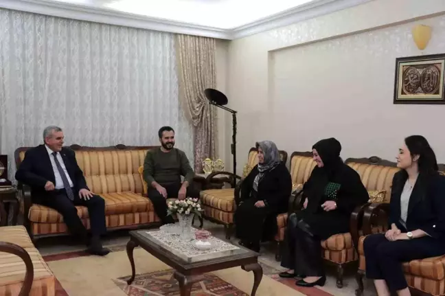 Şanlıurfa Büyükşehir Belediye Başkanı Zeynel Abidin Beyazgül, Öğretmenleri Evlerinde Ziyaret Etti