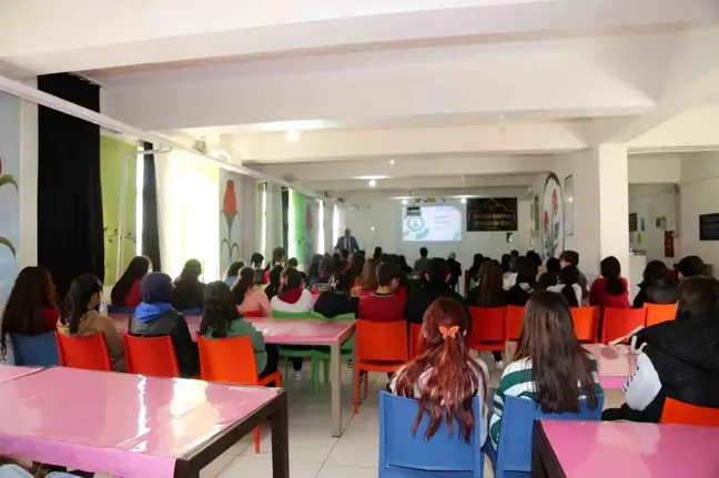 Çameli Belediye Başkanı Cengiz Arslan, Çameli Anadolu Lisesi'nde Kariyer Günleri programında konuşmacı olarak yer aldı