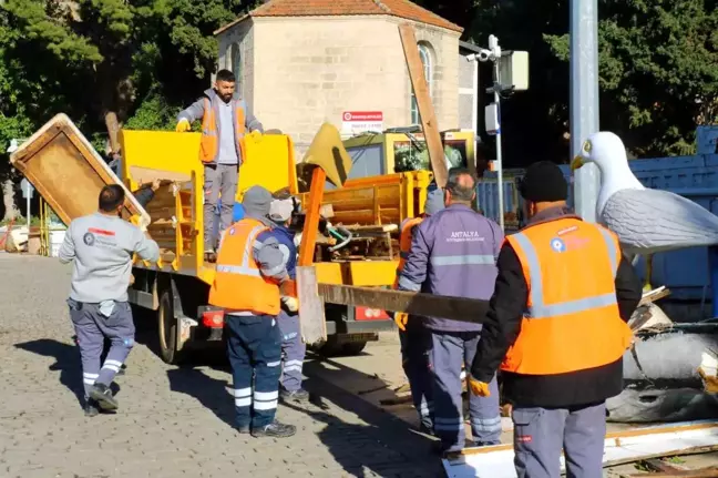 Antalya Büyükşehir Belediyesi Fırtına Sonrası Temizlik Çalışması Yaptı