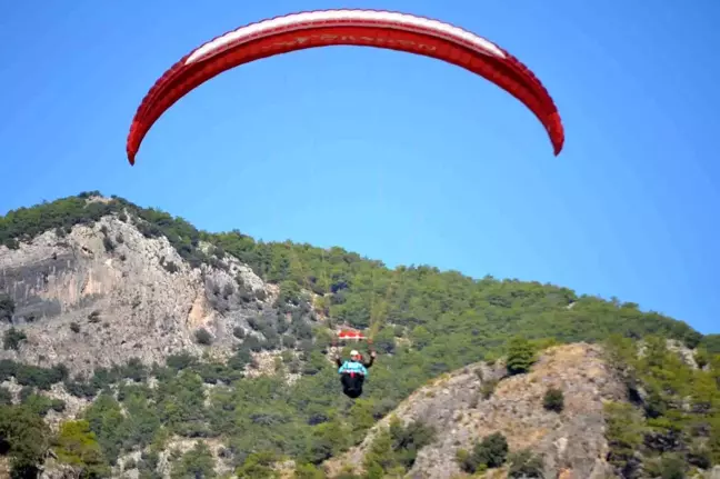 Fethiye'de Acil Sağlık Hizmetleri Haftası Yamaç Paraşütü Kutlaması