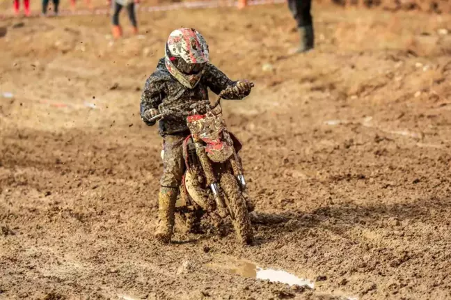 7 Yaşındaki Ahmet Hasan Yıldız Türkiye Motokros Şampiyonası'nda Şampiyon Oldu