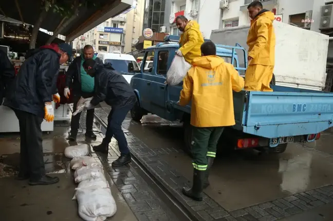 Konak Belediyesi, İzmir'deki Esnafa Kum Torbası Desteği Verdi