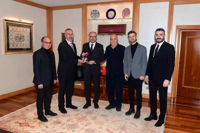 Mahmudiyeliler Derneği Yönetim Kurulu, Anadolu Üniversitesi Rektörü Fuat Erdal'ı ziyaret etti