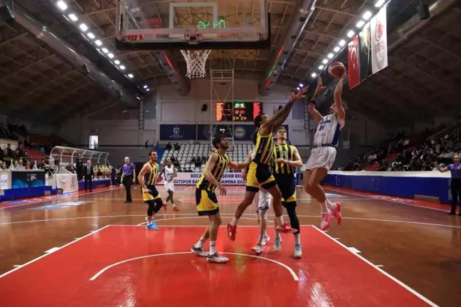 Kocaeli Büyükşehir Belediye Kağıtspor Fenerbahçe Koleji'ne mağlup oldu