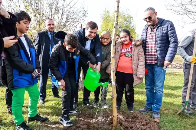 Uşak Belediye Başkanı Mehmet Çakın, Engelliler Günü'nde çocuklarla fidan dikti