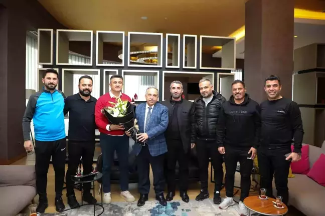 Talas Belediye Başkanı Mustafa Yalçın, Vanspor'u ziyaret etti