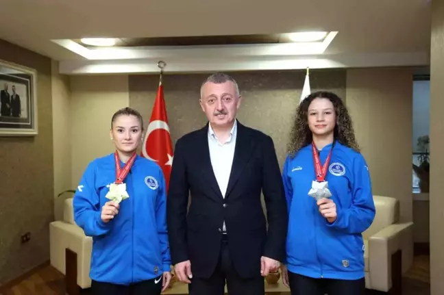 Kocaeli Büyükşehir Belediyesi, Dünya Şampiyonası'nda madalya kazanan kardeşleri ağırladı