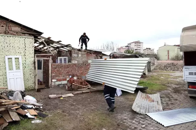 Elazığ Belediyesi, yangın ve deprem zararı gören aileye yardım eli uzattı