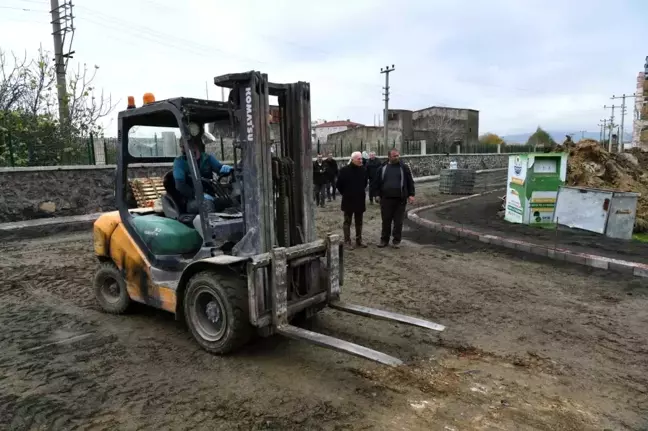 Lapseki'de Kilit Parke Taş Döşeme Çalışmaları Hızla Devam Ediyor
