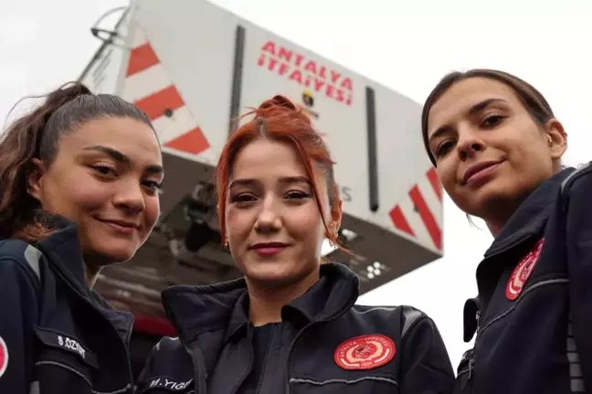 Antalya'da Kadın İtfaiyecilerden Büyük Araç Kullanımı