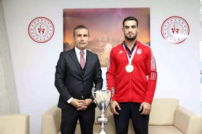 Emrah Yaşar Dünya Kick Boks Şampiyonasında Büyükler 86 Kilo Kategorisinde Şampiyon Oldu