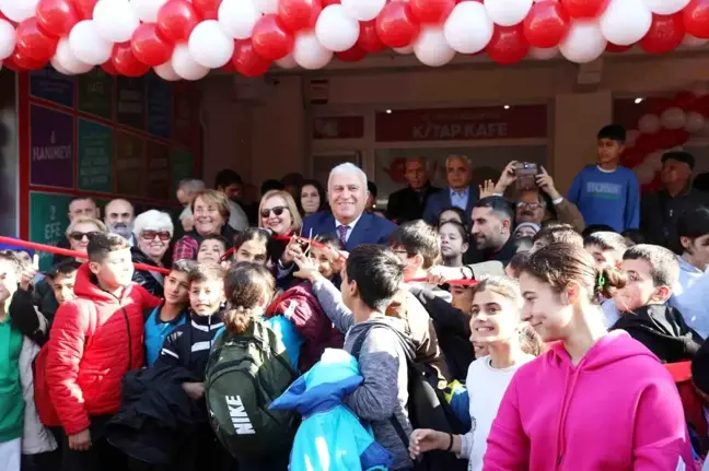 Efeler'de 14'üncü Kitap Kafe düzenlenen törenle açıldı