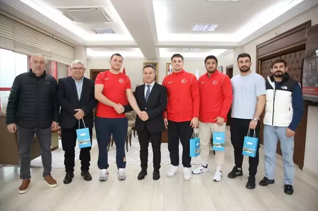 Tokat Gaziosmanpaşa Üniversitesi öğrencileri Rektör Prof. Dr. Fatih Yılmaz'ı ziyaret etti