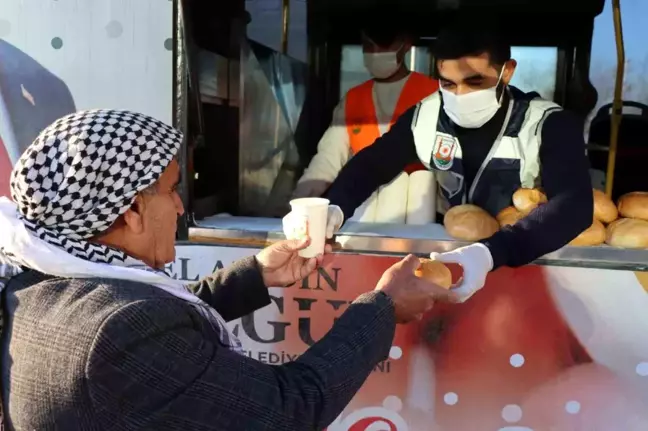 Şanlıurfa Büyükşehir Belediyesi Vatandaşlara Çorba İkramında Bulunuyor