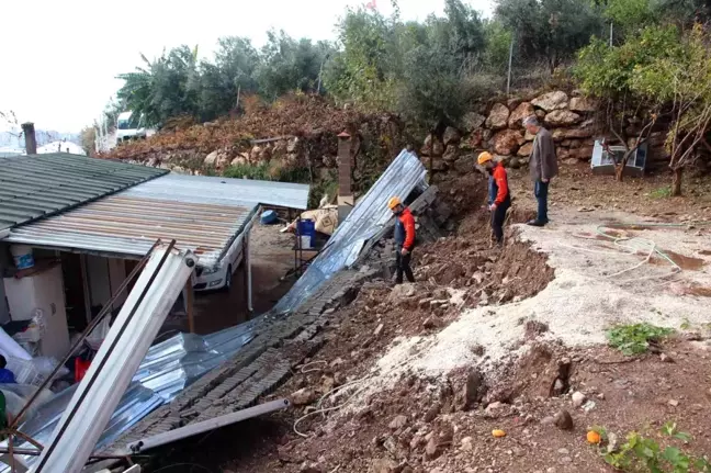 Antalya'da sağanak yağmur sonrası istinat duvarı çöktü, evler ve seralar zarar gördü