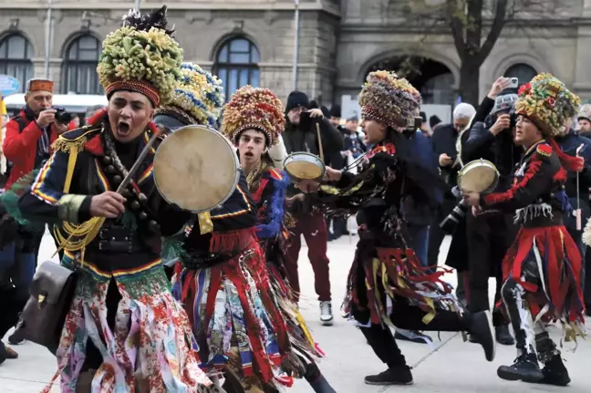 Albüm: Romanya'da Düzenlenen Kış Gelenek ve Görenek Festivali Renkli Görüntülere Sahne Oldu