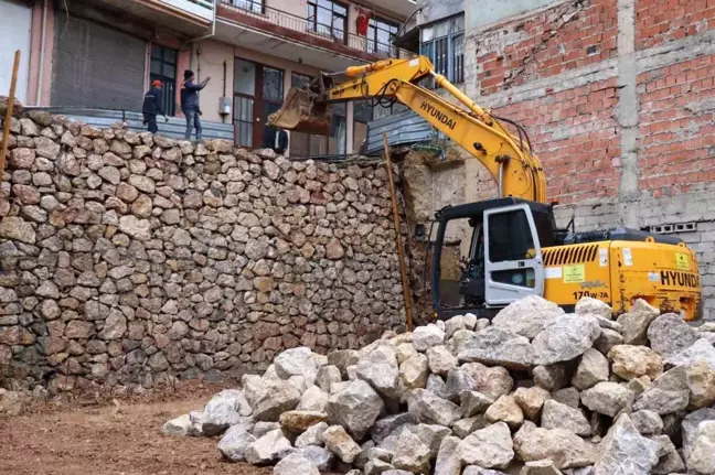İzmit Belediyesi Bekirdere Mahallesi'nde İstinat Duvarını Yeniden İnşa Etti