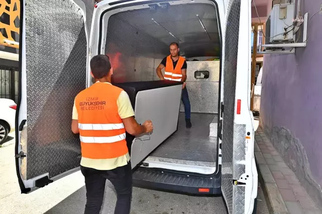 İzmir Büyükşehir Belediyesi Üniversite Öğrencilerine Ücretsiz Nakliye Hizmeti Sunuyor