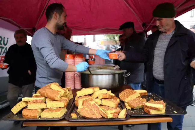 Giresun Belediyesi ve özel bir restoran işbirliği ile Atapark'ta karalahana çorbası ikramı