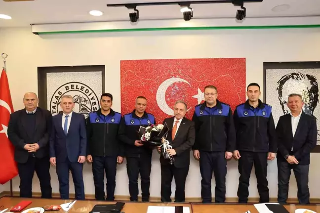 Talas Belediye Başkanı Mustafa Yalçın, Zabıta Personellerine Rozet Taktı