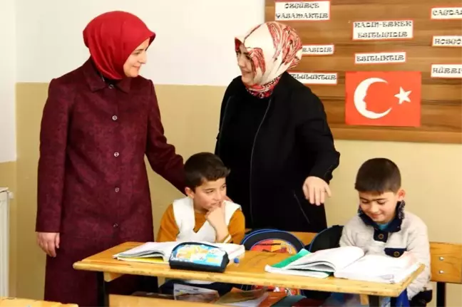 Erzurum Valisi Mustafa Çiftçi'nin eşi ve AK Parti Erzurum Milletvekili Selami Altınok'un eşi çocuklarla ilgilendi