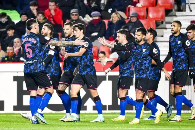 Sevilla, Granada'yı 3-0 mağlup ederek galibiyetle tanıştı