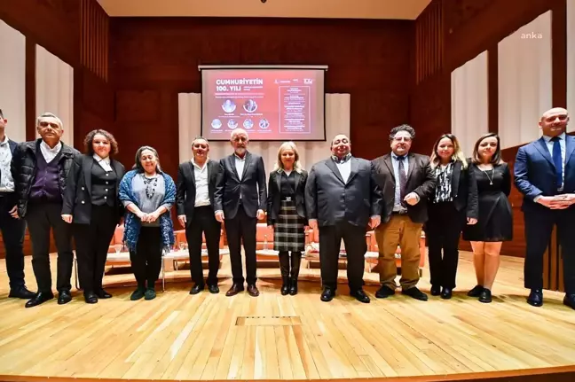 İzmir Büyükşehir Belediyesi'nin düzenlediği panelde ikinci yüzyılın ekonomisi konuşuldu